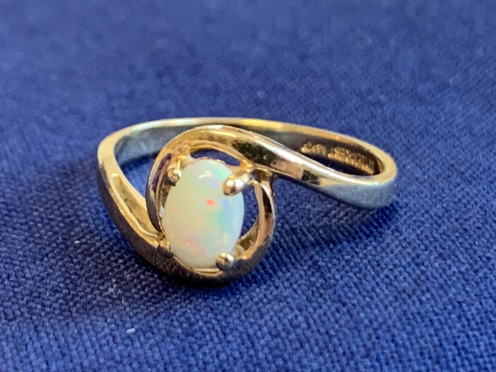 14K Yellow Gold Ring 1.95g Fine Jewelry Size 5 Band Opal Look Stone *READ*
