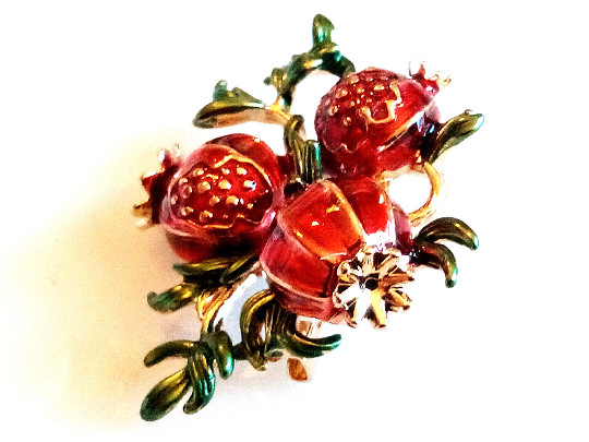 POMEGRANATE BROOCH!Food/Drink Pin.Red Enameled Fruit With Green Leaves.Gold Tone