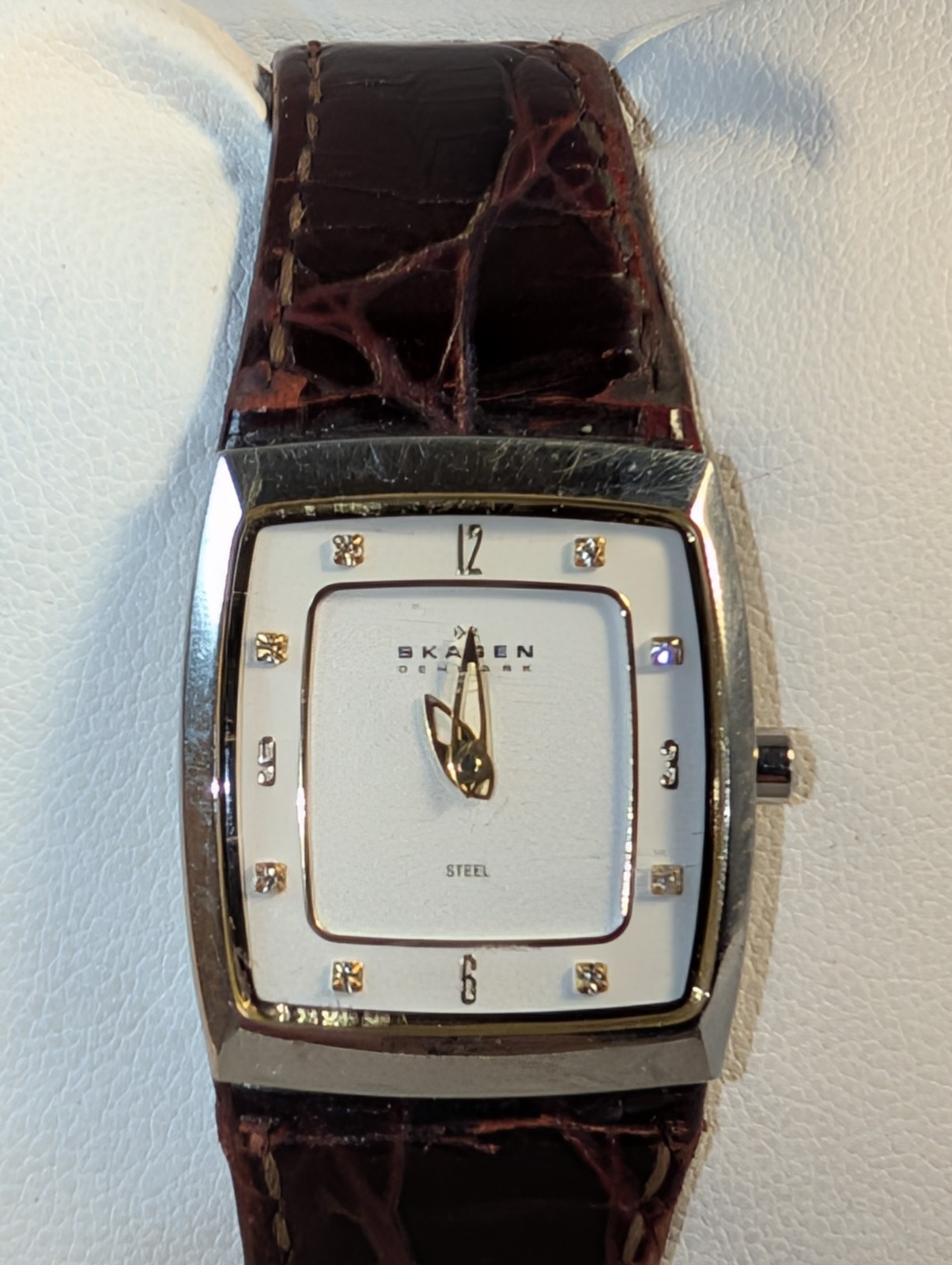 Skagen Denmark 380xSSLD4A Quartz, Needs battery Cream dial, Diamond indices