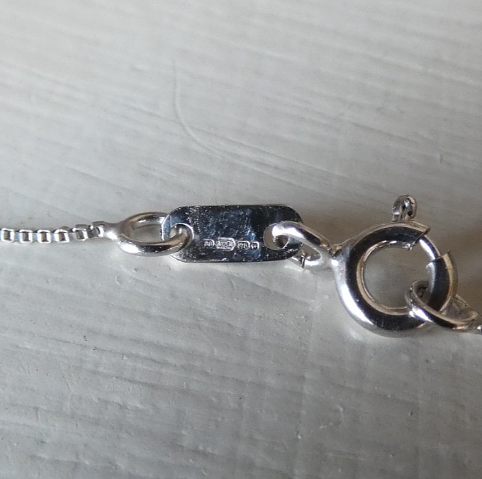 9ct White Gold Pendant Necklace Clear Stones 375 Box Chain 16″ Wave Ribbon
