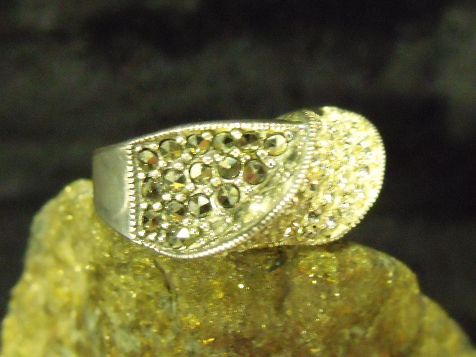 VINTAGE “A” HALLMARKED STERLING MARCASITES AND CZ’S SZ. 7 1/4 TWIST RING 6.7GRAM
