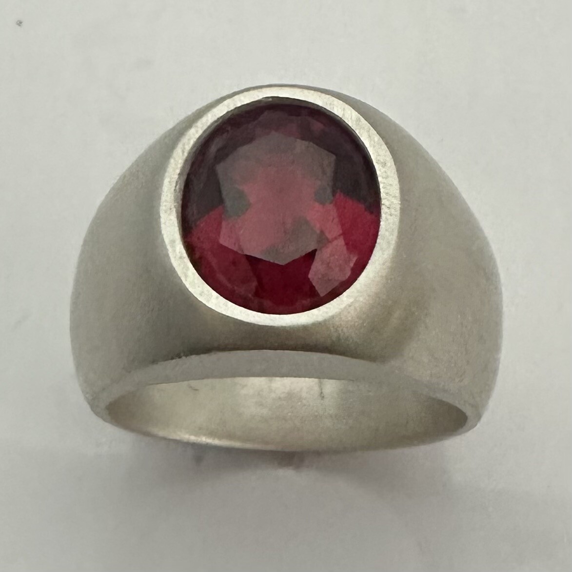 MJG STERLING SILVER RING. HEAVY. 12 x 10mm OVAL LAB CREATED GARNET. SZ 9.5