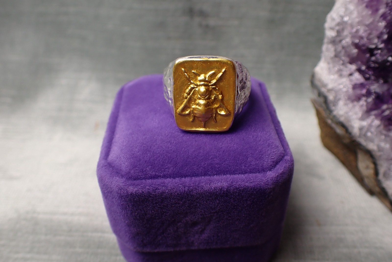 Mens Bee Ring 🐝Gold Tone Signet Ring Size 10