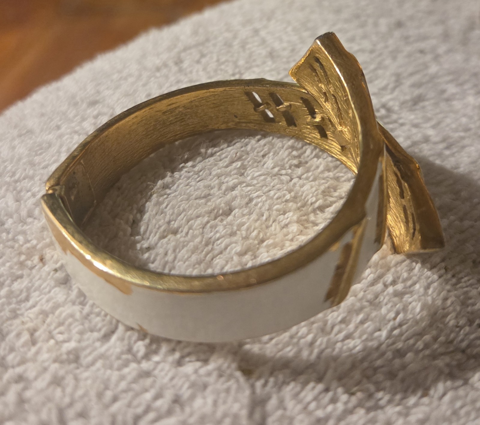Vintage Trifari Gold Tone & White Enamel Hinged Bangle Bracelet Signed