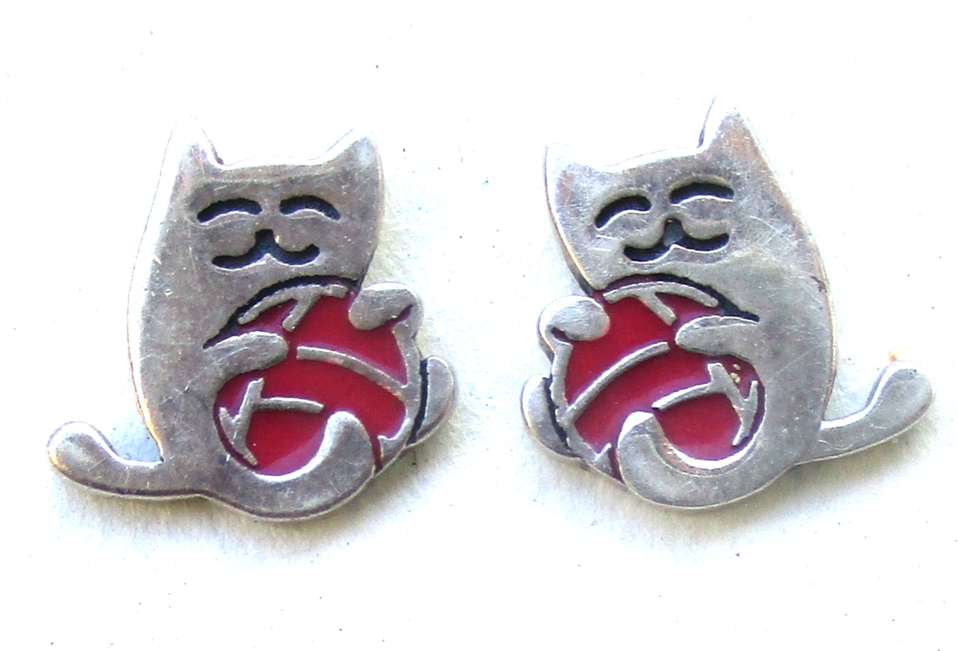 Kitty Cat Sterling Silver Stud Earrings Enamel Ball Playful Kitten 1.6 g .25″