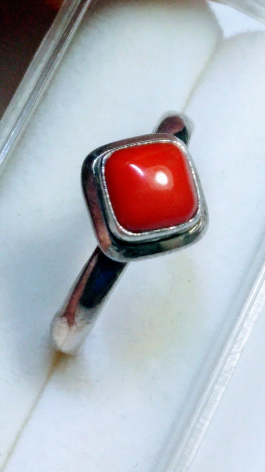 PLEASING NATURAL RED CORAL IN STERLING SILVER .925 RING SIZE BETWEEN 8.75-9.0