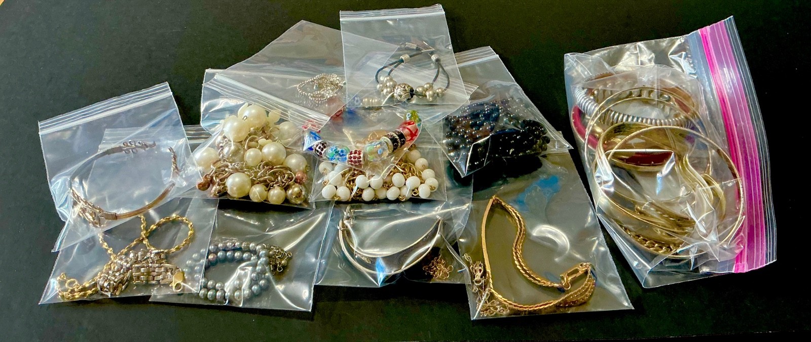 RE-SELL LOT OF 26 NICE VINTAGE BRACELETS RHINESTONE BANGLES ETC 6-132