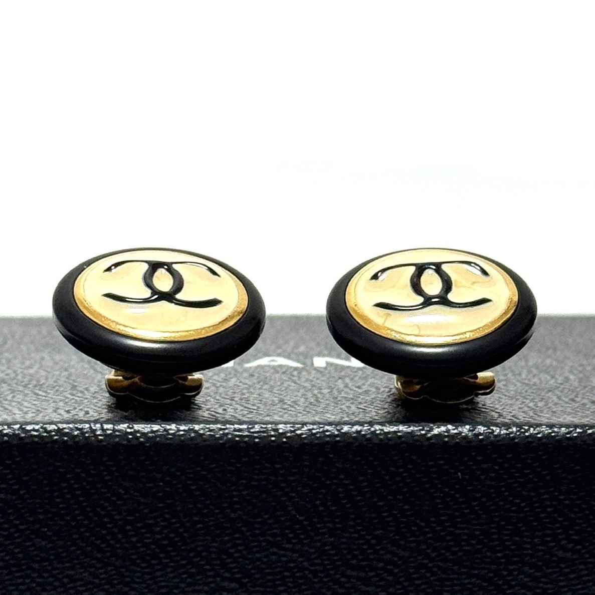 CHANEL 97A Round Earrings Coco Mark CC Logo Black White Enamel Clip-On JAPAN