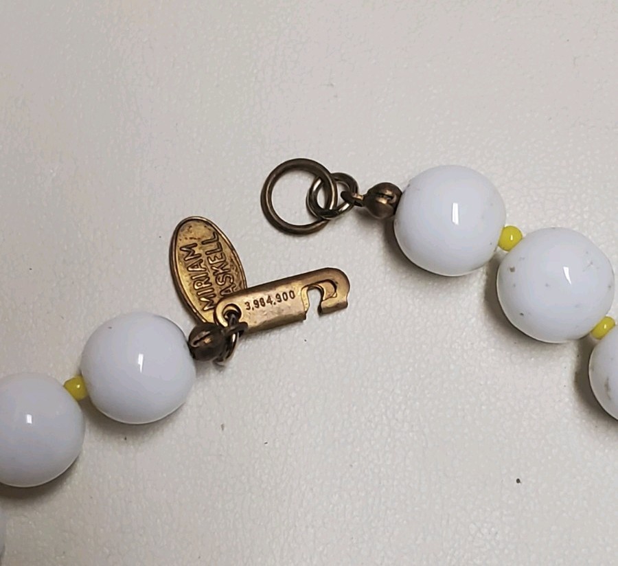 1970’s Miriam Haskell White Daisy Seed Bead Necklace With Side Clasp/tag