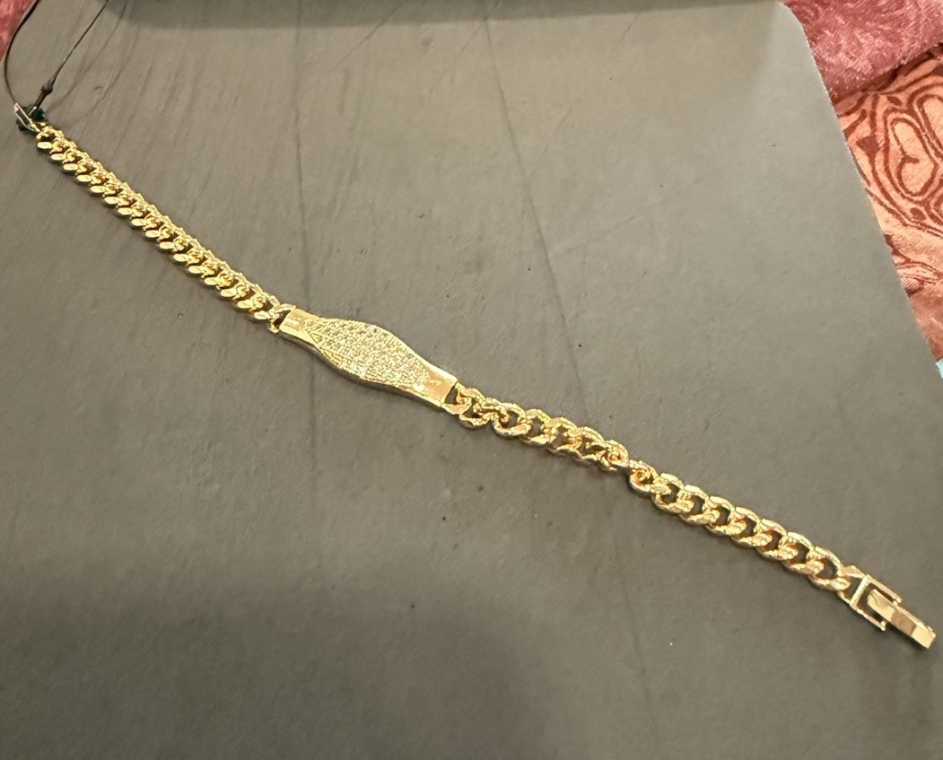 Gold Cuban Link Chain Bracelet with Clasp Closure