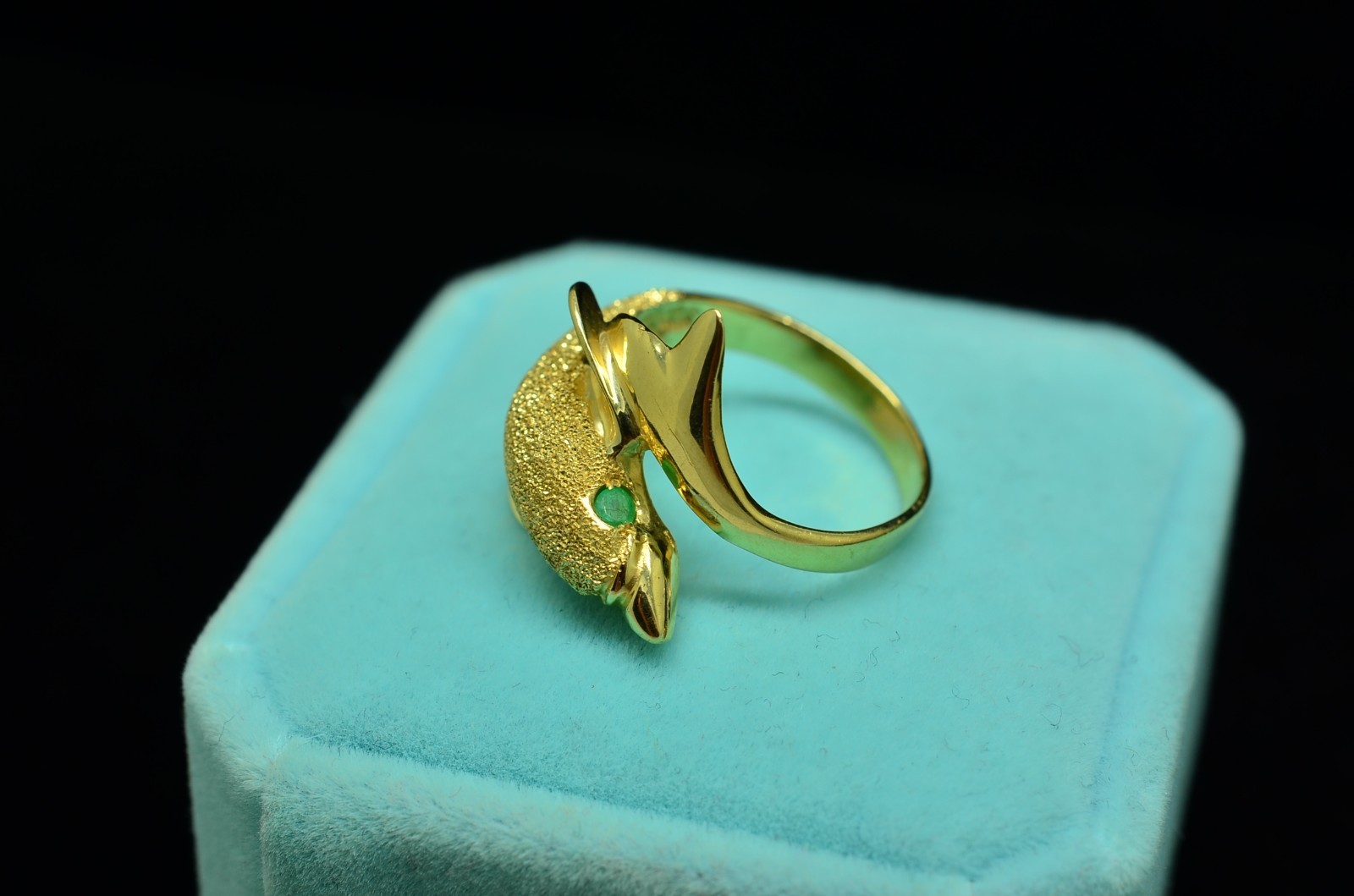 14K Yellow Gold Dolphin Design w/ Emerald Eyes Ring Band Size 6.75