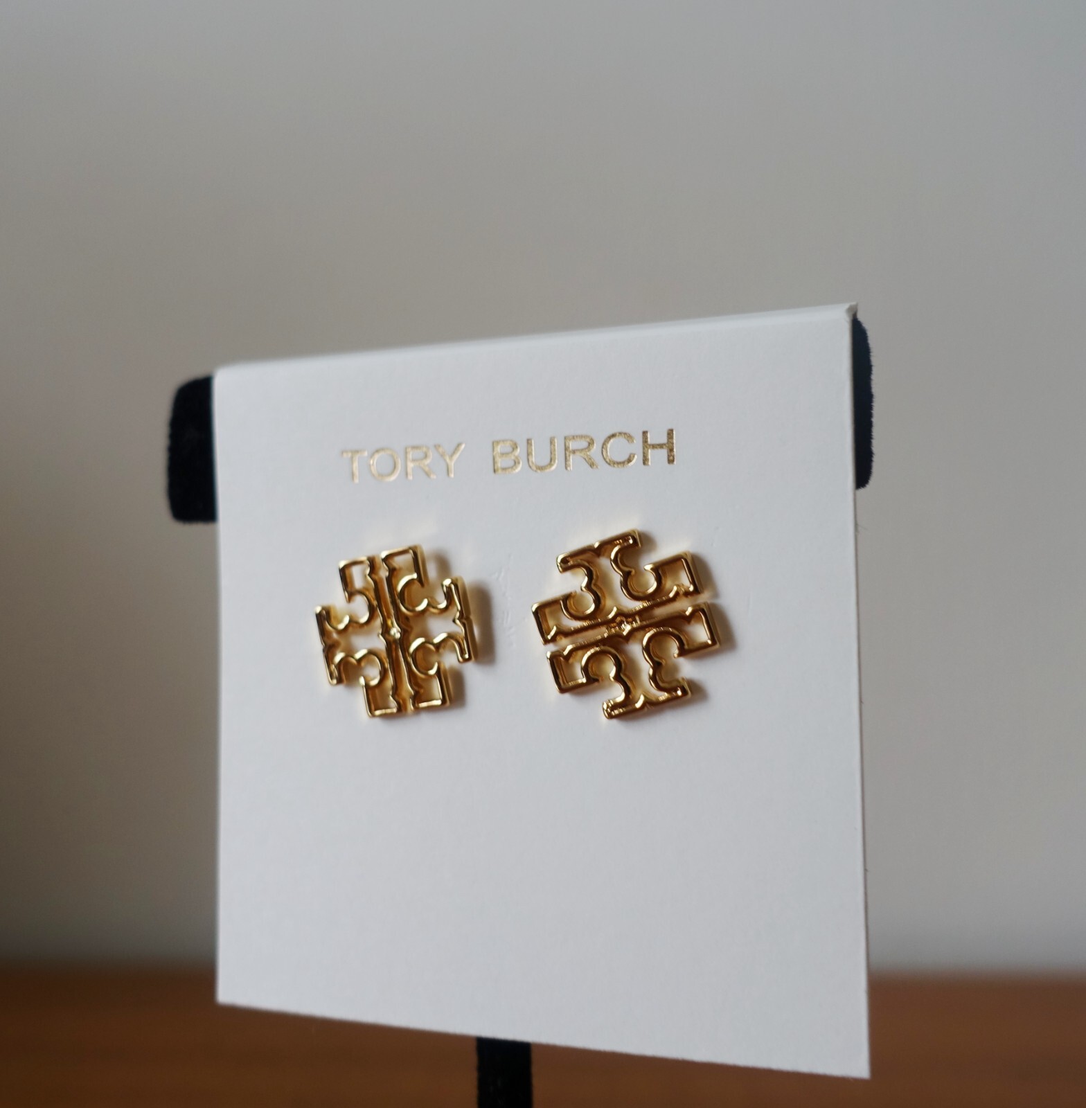 TORY BURCH BRITTEN MINI ‘T’ LOGO EARRINGS IN GOLD. NEW
