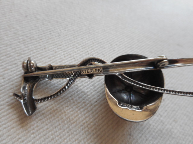 Vintage Sterling Silver 925 Cap & Riding Crop Brooch RE3619