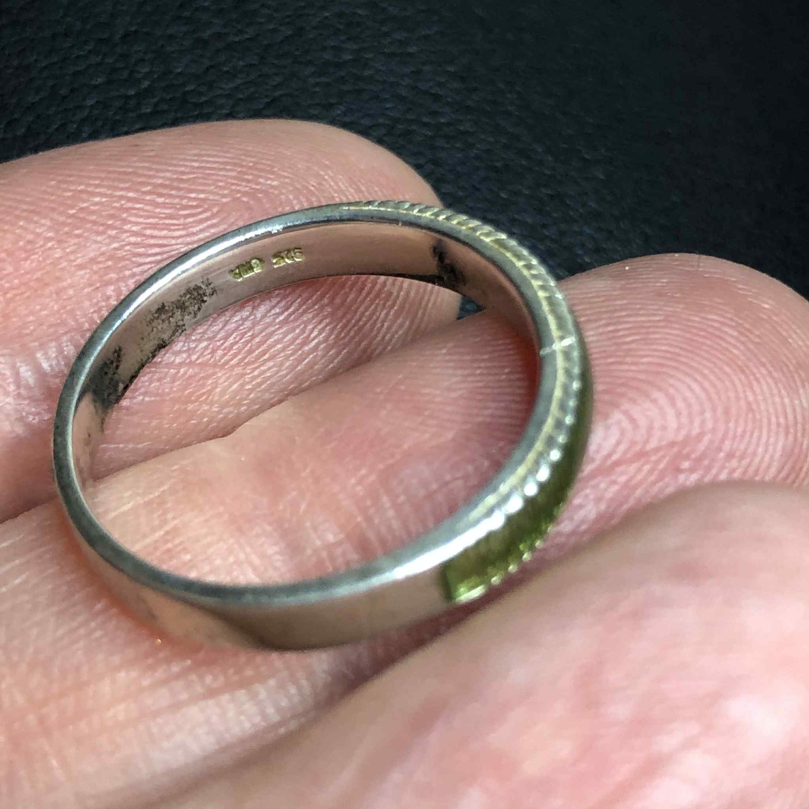6293 Sterling signed CNA 925 Green inlay band ring sz 8 (2.4 grams)