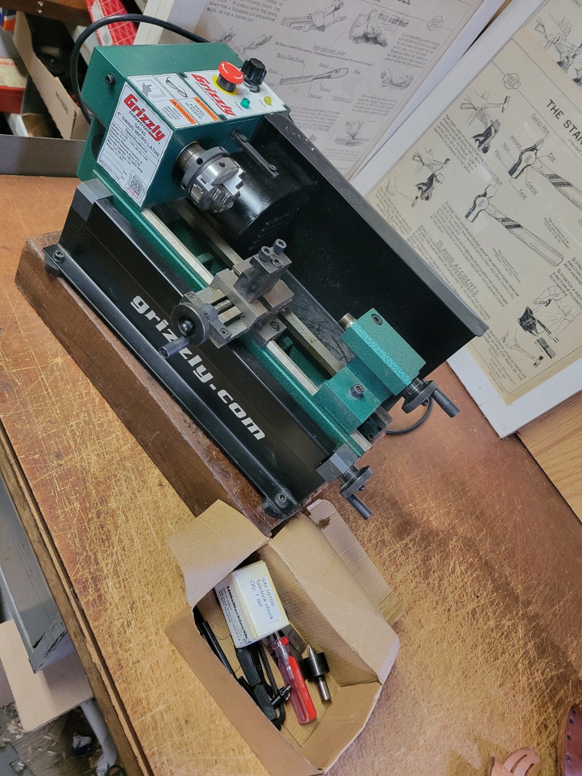 Grizzly G0745 Variable-Speed 4″x6″ Benchtop Metal Micro Lathe, Jewelers Lathe
