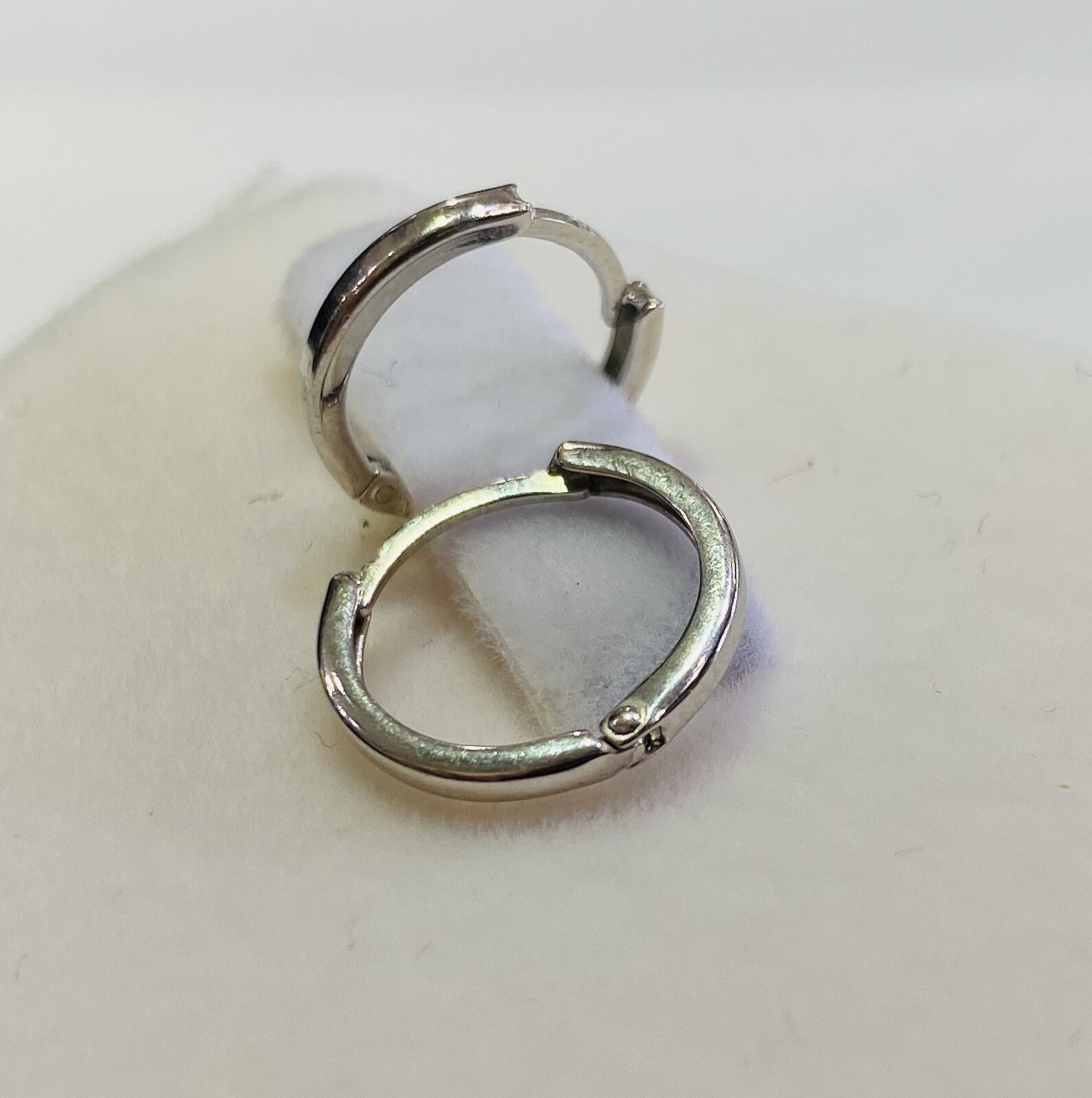 18k Solid White Gold Plain Hoop Earrings Round Huggie 10MM 0.95 Grams