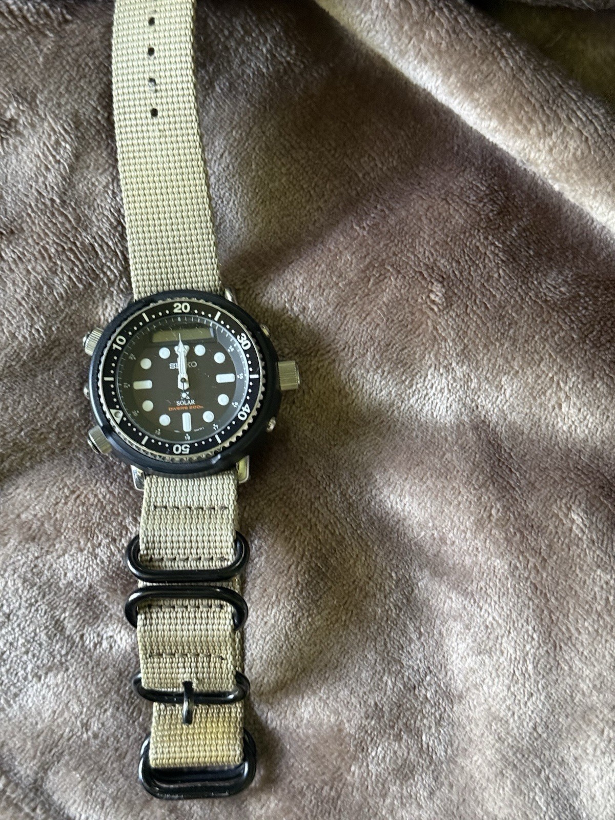 Seiko Solar Quartz Diver 200m Analog/Digital 45mm Beige Nylon Strap Not Tested