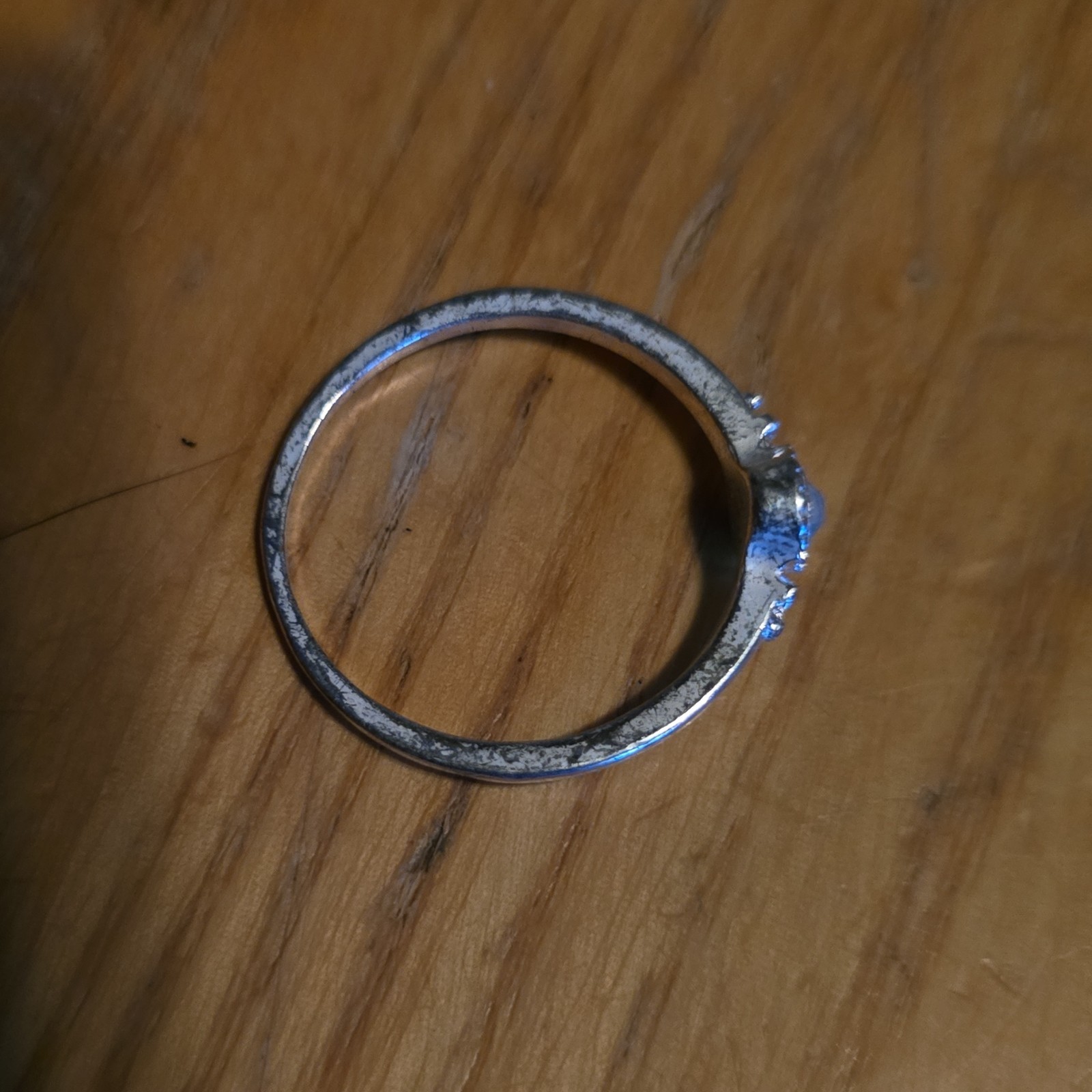 Silver Tone Metal Band Ring Size 8.5 Round White Stone Clear Accent Stones
