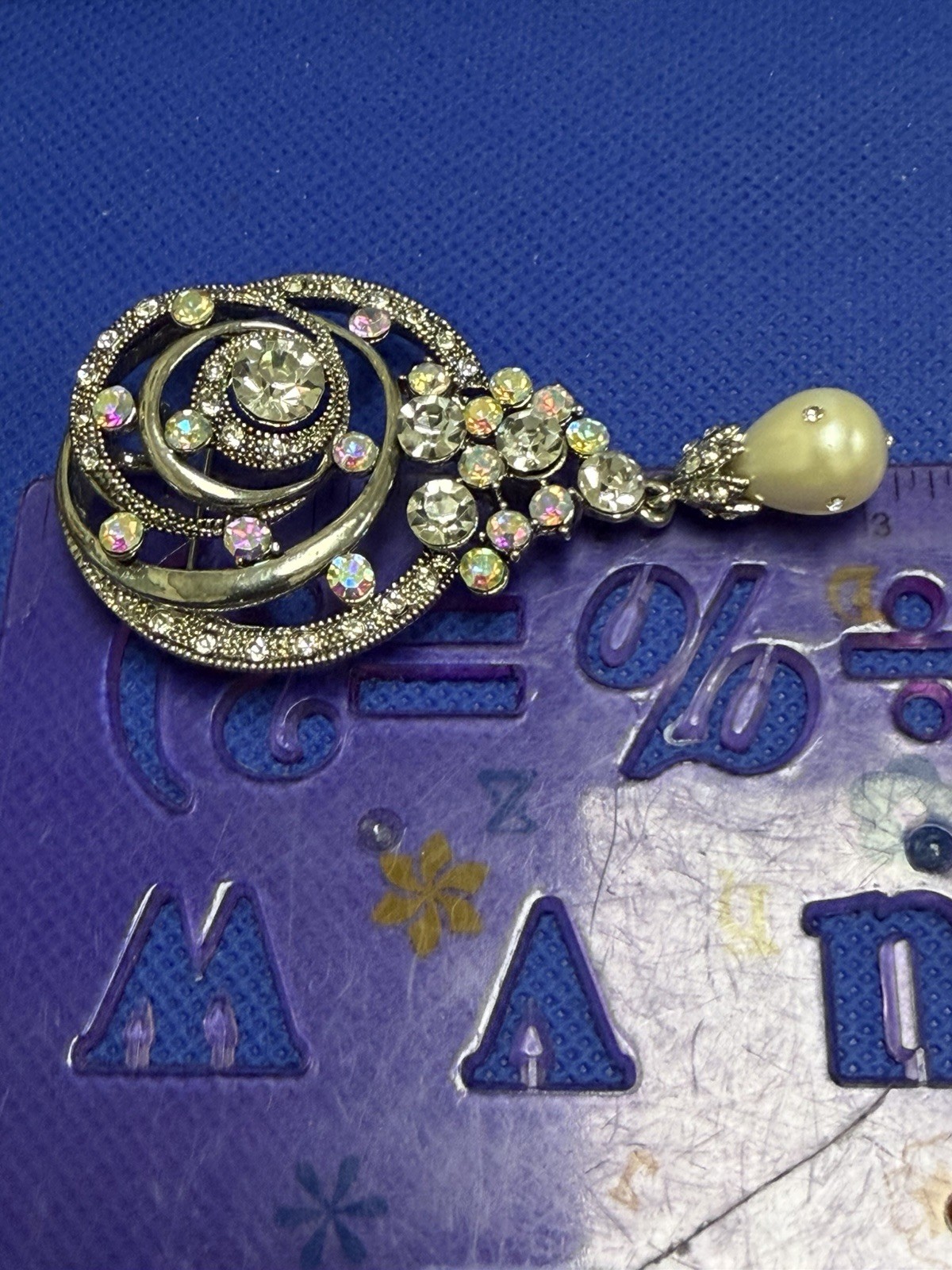 VTG SILVER TONE AB AURORA BOREALIS CLEAR RHINESTONES FAUX PEARL BROOCH PENDANT