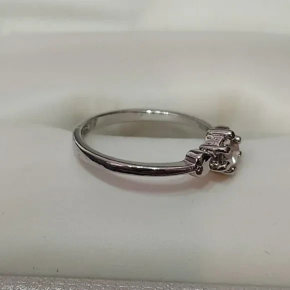 Vintage 10K White Gold Bow Tie Ring w. CZ Center Stone size 5- Minimalist 1.5 gm