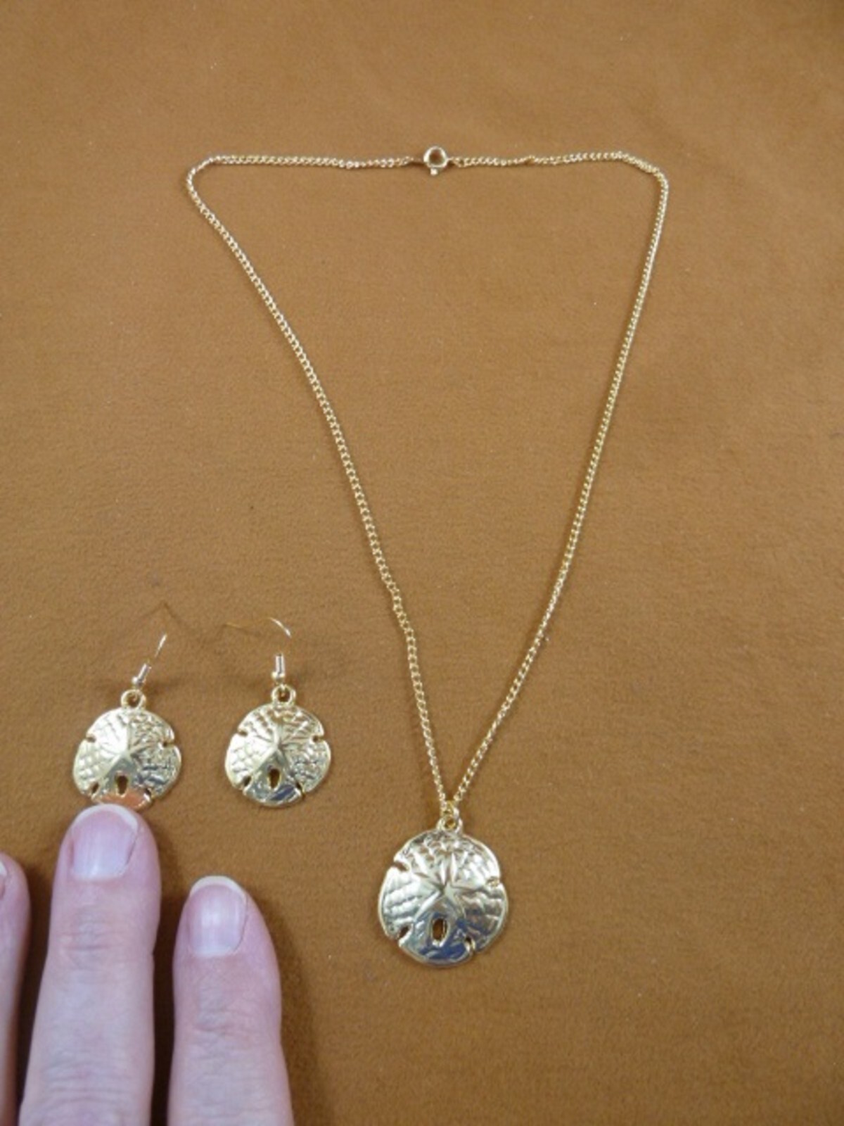 J-SAND-4) Sand dollar gold tone earrings + 18″ necklace sea shell jewelry set