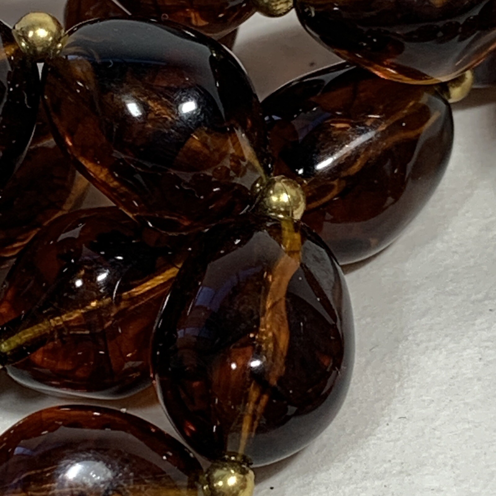 VTG Crown Trifari Lucite Amber Swirl Bead Necklace Oval Nuggets Gold Tone 36″