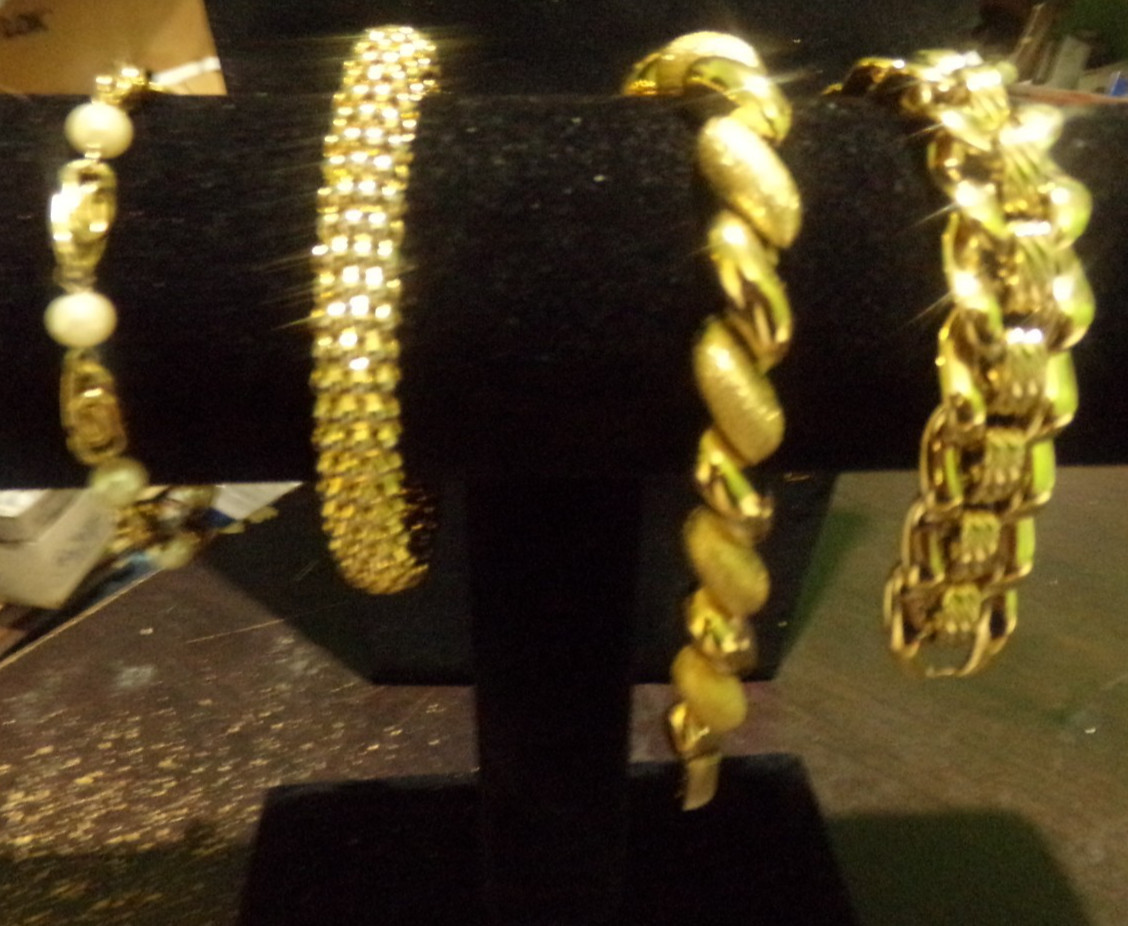 VINTAGE ESTATE FIND OF GOLD BRACELET LOT OF 4