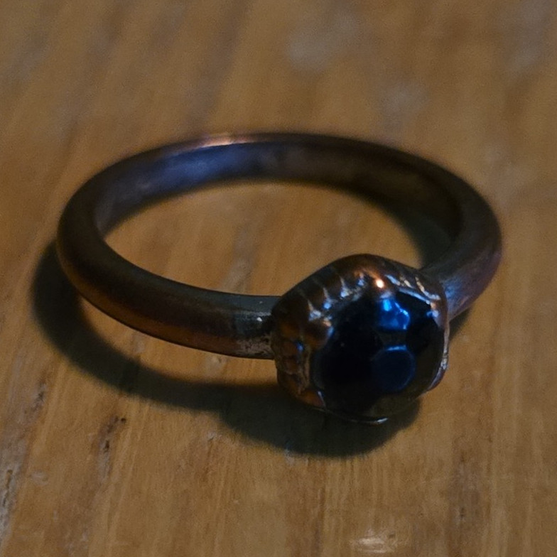 Silver Tone Metal Band Ring Size 6 Bezel Set Round Black Stone 1 Gem