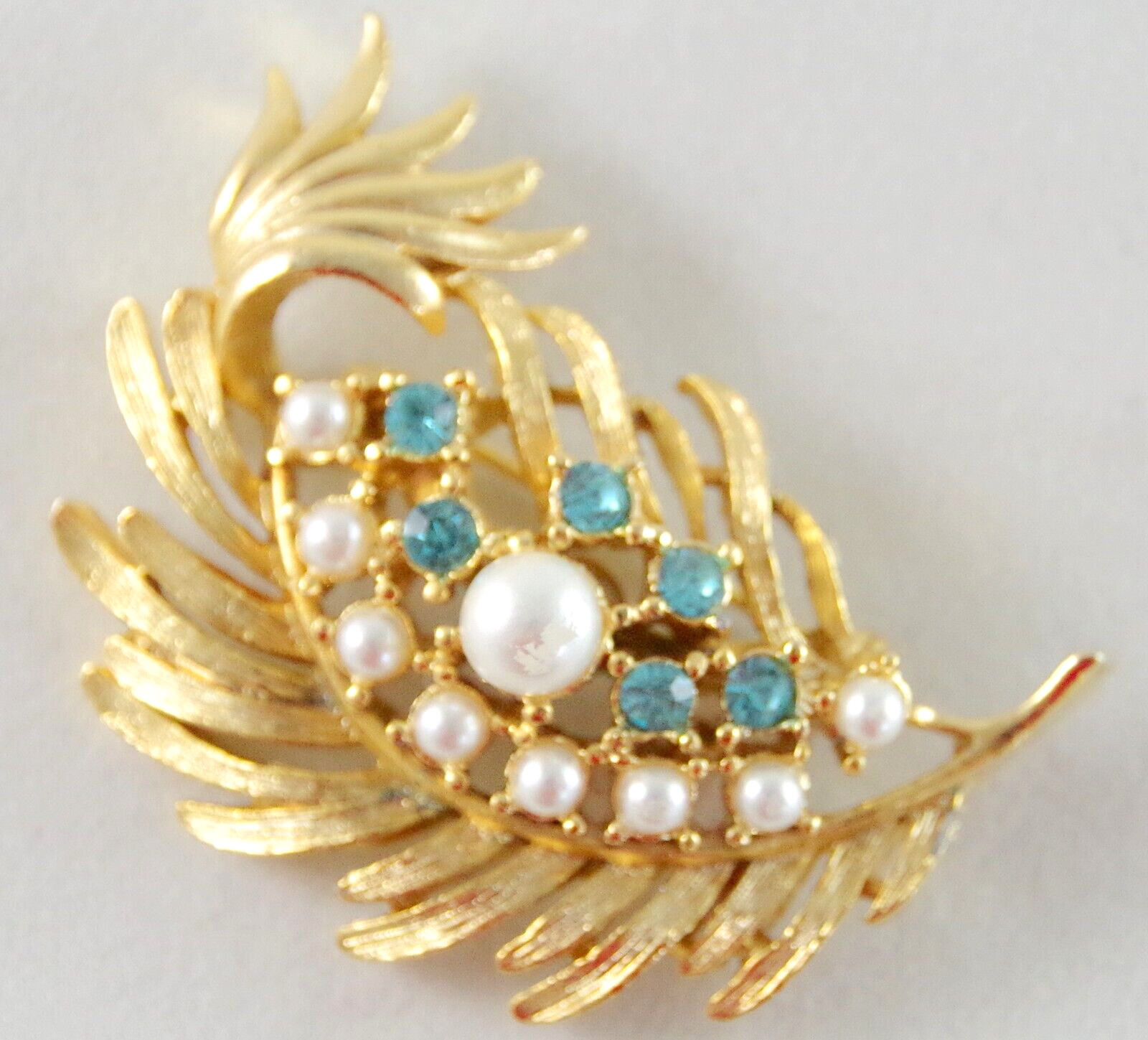 Pretty! VTG 1960’s GERRY’S RHINESTONE & PEARL GOLD FEATHER PLUME LEAF BROOCH PIN