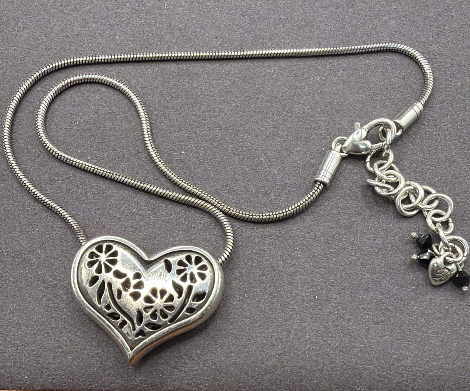 BRIGHTON PRETTY HEART PENDANT FLOWER MOTIF & CHAIN 18″