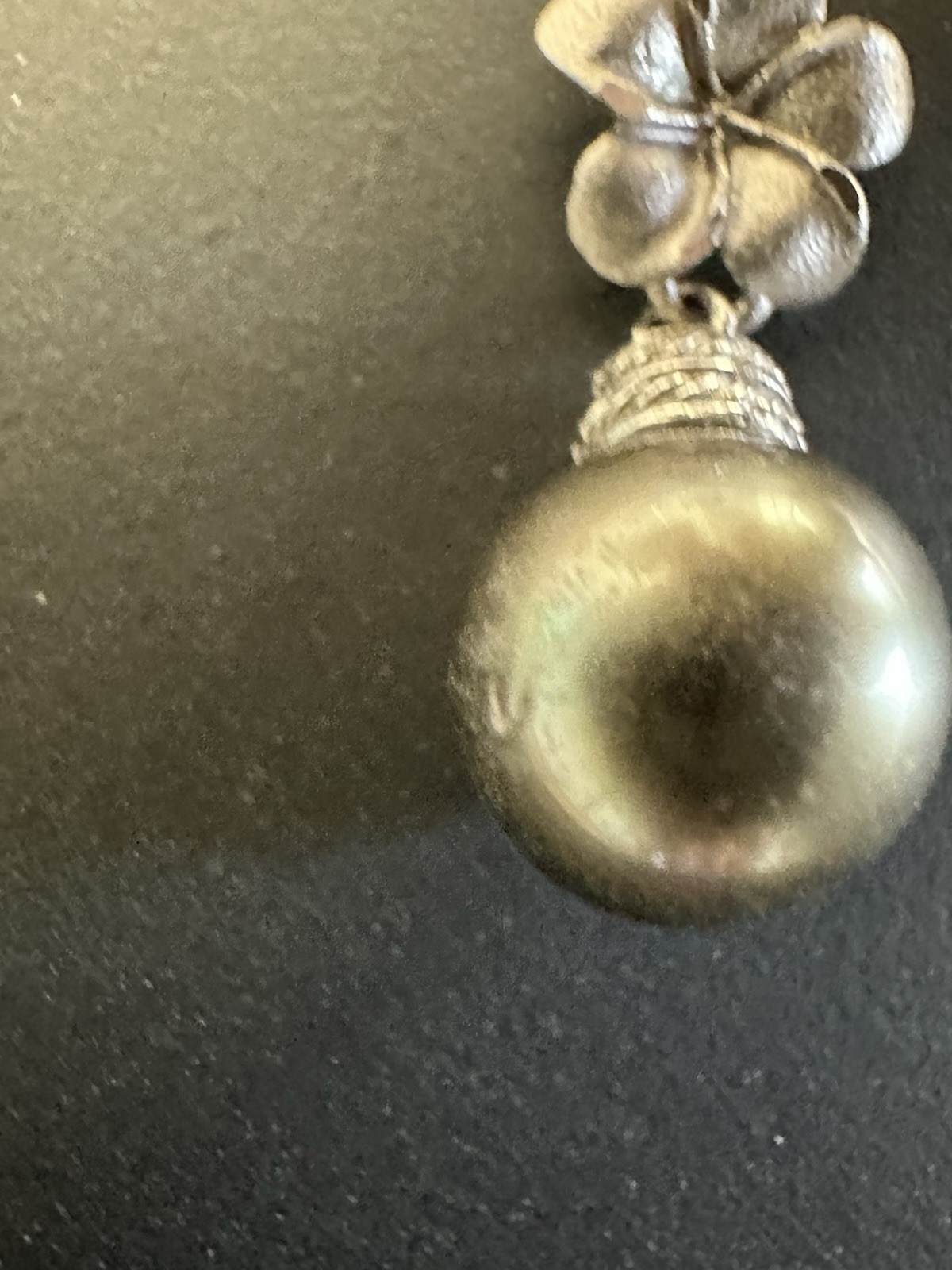 14K white gold plumeria 9mm Tahitian black pearl pendant 1.95g