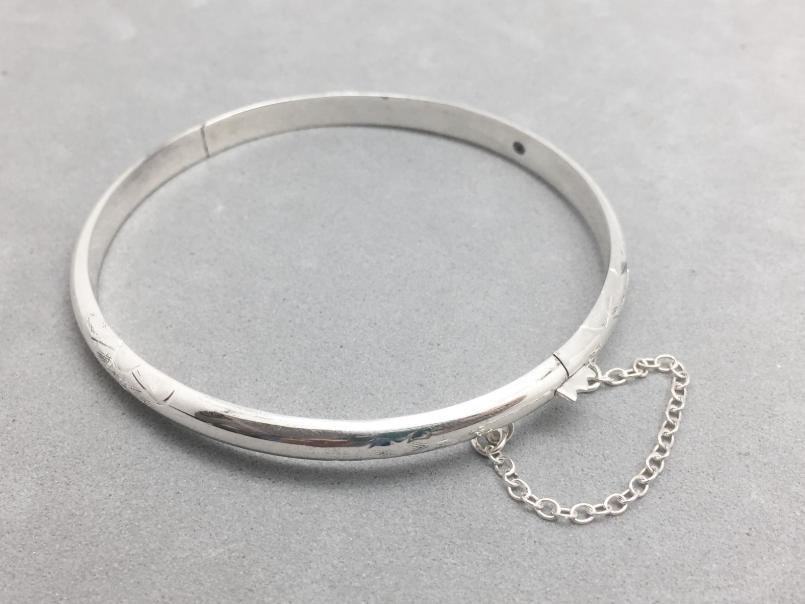 Sterling Silver Designer SU Hinged Locking Bangle Bracelet 5mm Wide 5.7 Gr New
