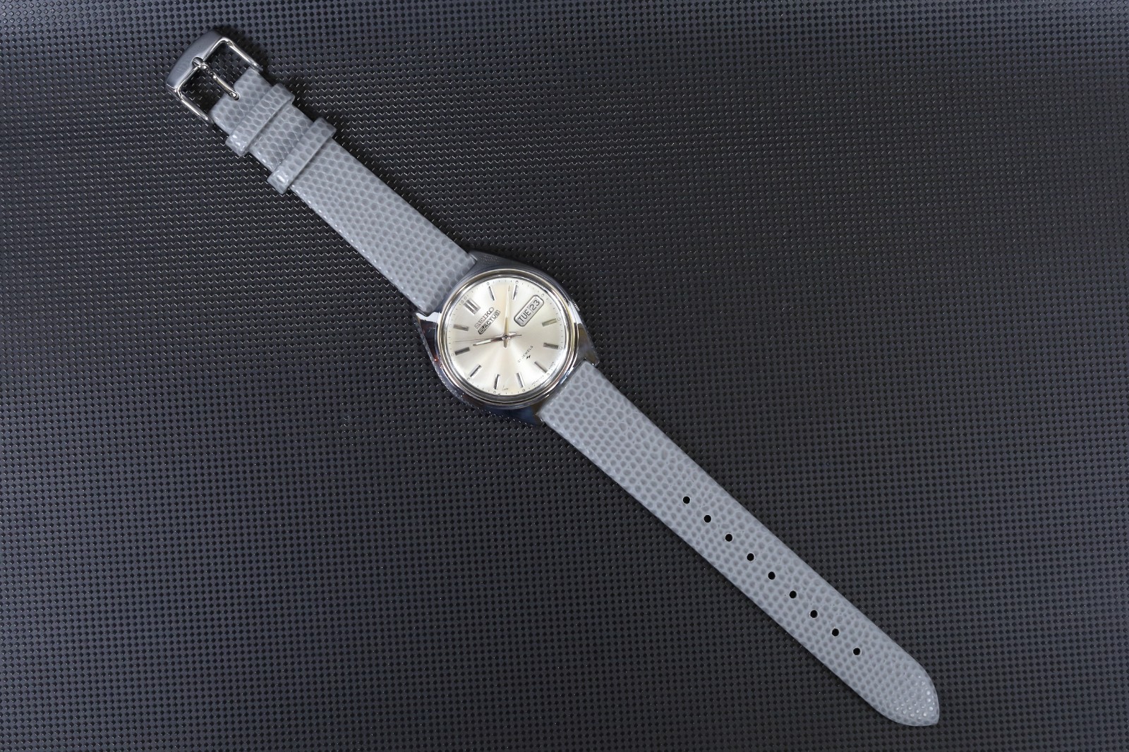 Vintage Seiko 5 Actus 7019-8010 Auto 21J Silver Sunburst Day-Date Japan