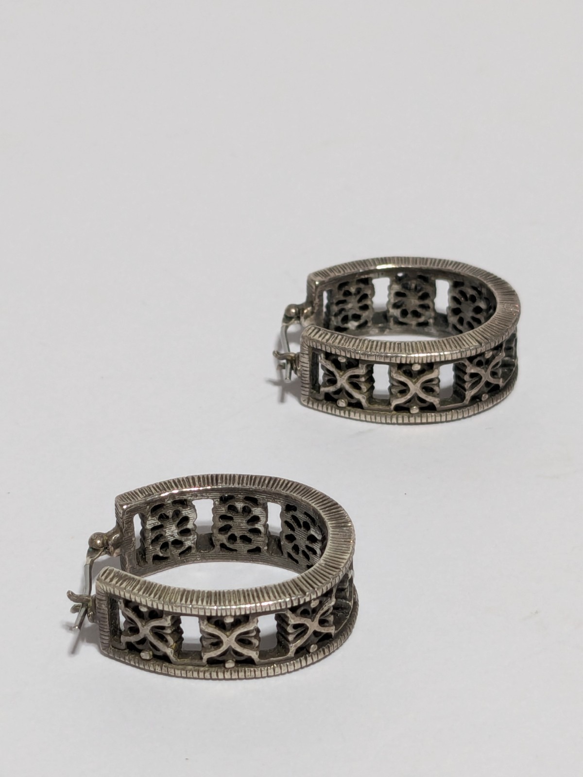Silver Tone Oval Hoop Filigree Style Earrings 1″. Push Lock Closure. Textured.