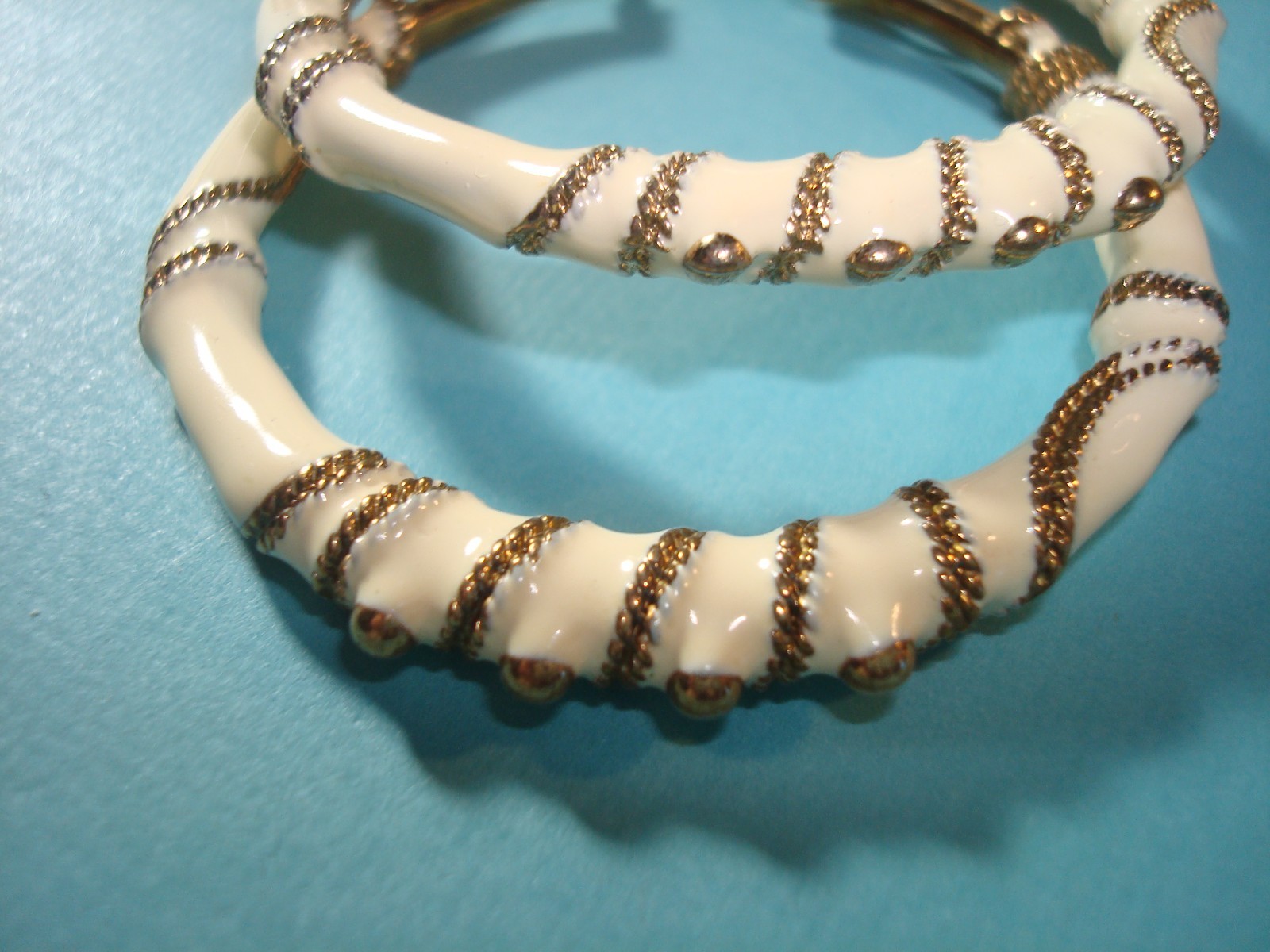 VINTAGE, SET NECKLACE & POST HOOP LARGE EARRINGS CREAM/BEIGE GOLD ACCENT PERFECT