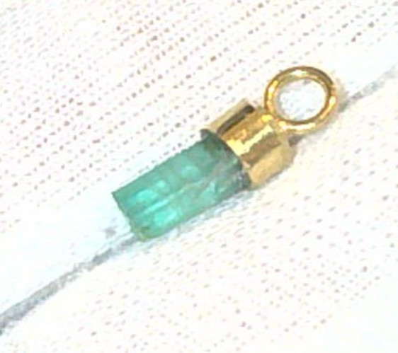 Natural rough emerald pendant, hexagonal prism – 18K gold HIGH QUALITY