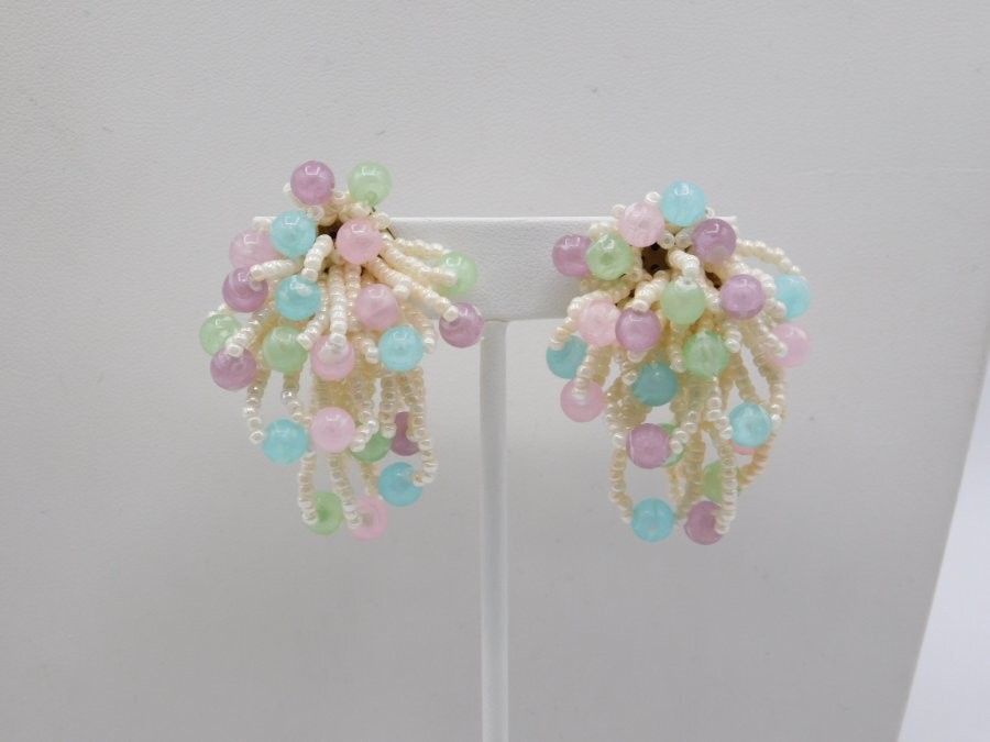 J262-VINTAGE CLIP EARRINGS~PASTEL BEADED~UNIQUE LOOK~1″ WIDE