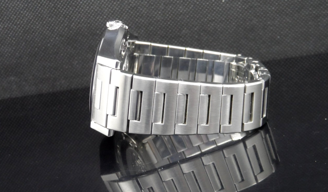 Gucci YA115209 Pantheon 115.2 Series Silver Tone Date Black Dial Men’s Watch