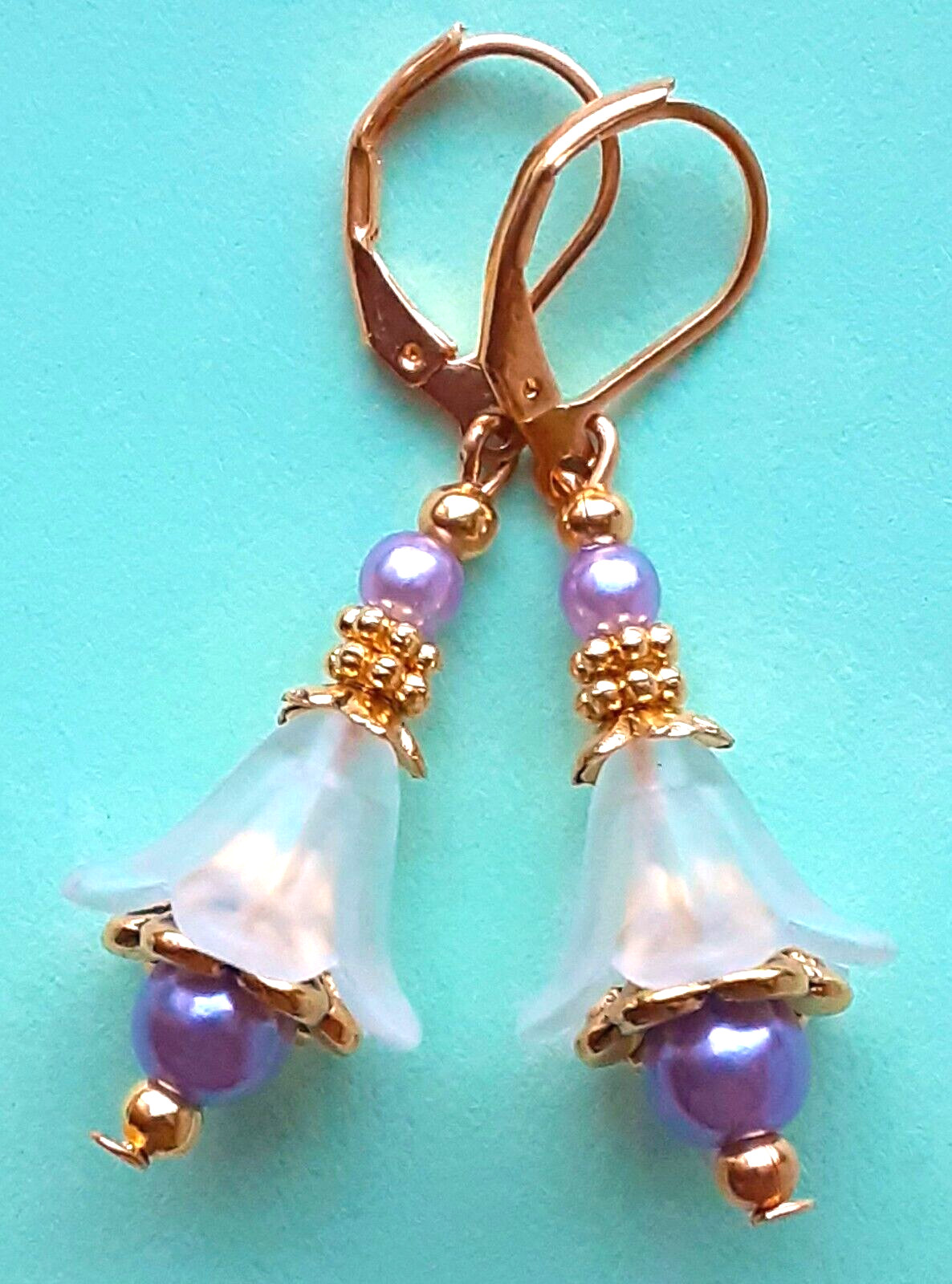 WHITE FLOWER Acrylic LAVENDER Glass Pearl earring GP LEVER BACK XX