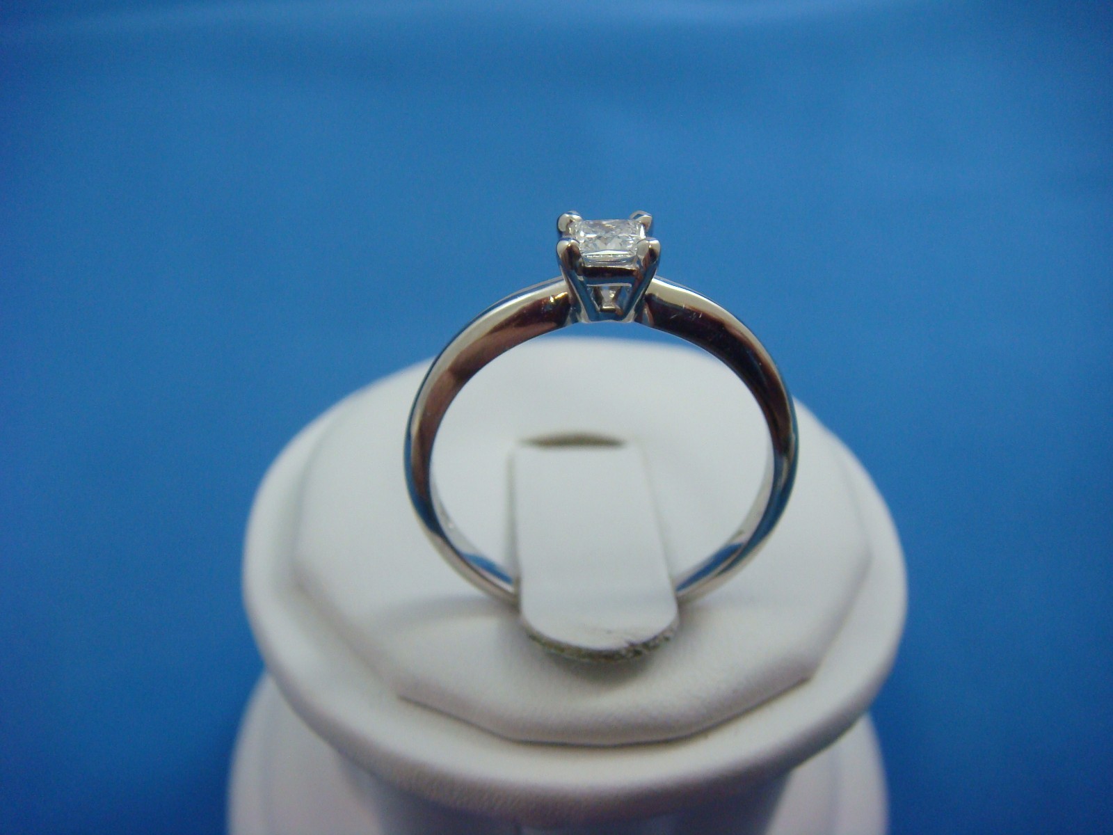 GIA VVS2 E-COLOR 0.27CT PRINCESS CUT CLASSIC ENGAGEMENT RING IN PLATINUM SETTING