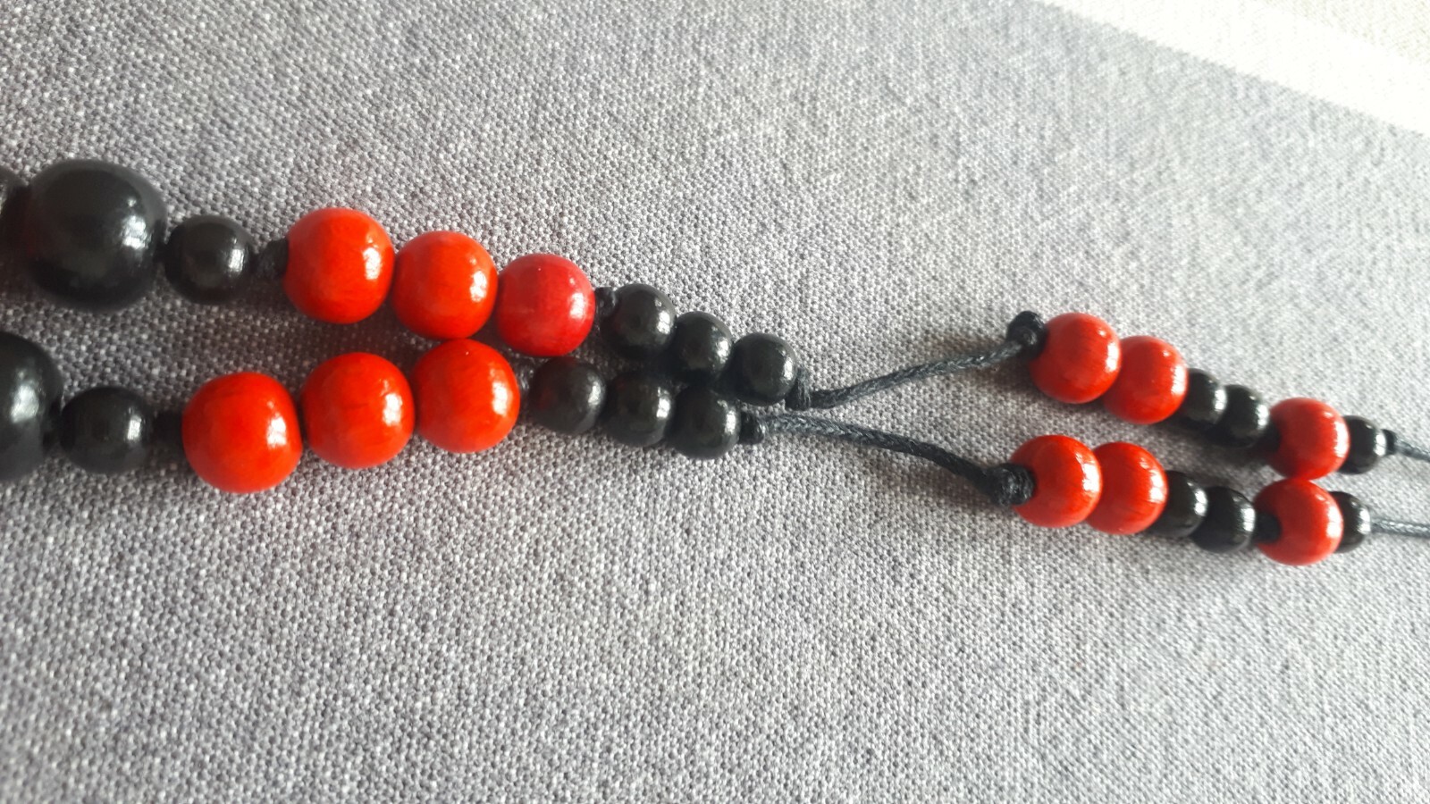 Nice Wooden Necklace Red/Black Beads 40 cm/15.74 Inches Long, Cotton Cord