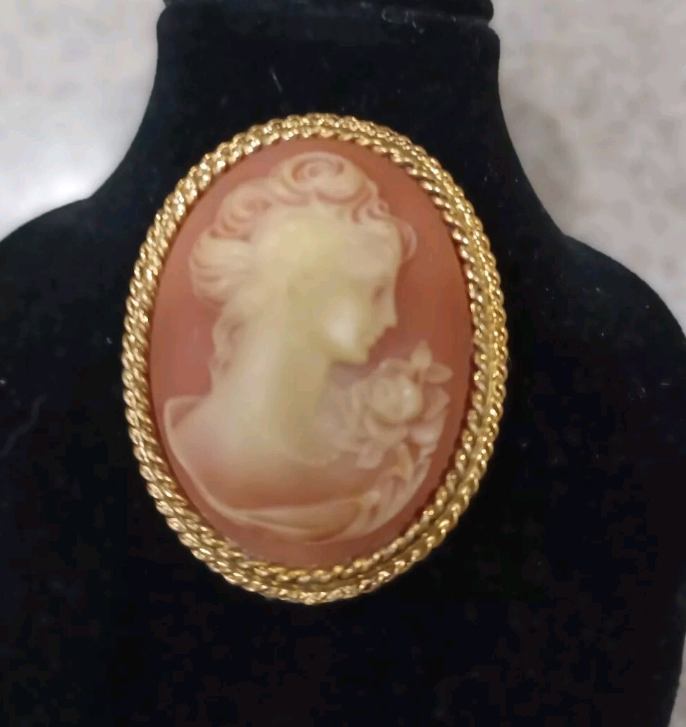 Vintage 1960’s Estee Lauder CAMEO Nice Brooch!