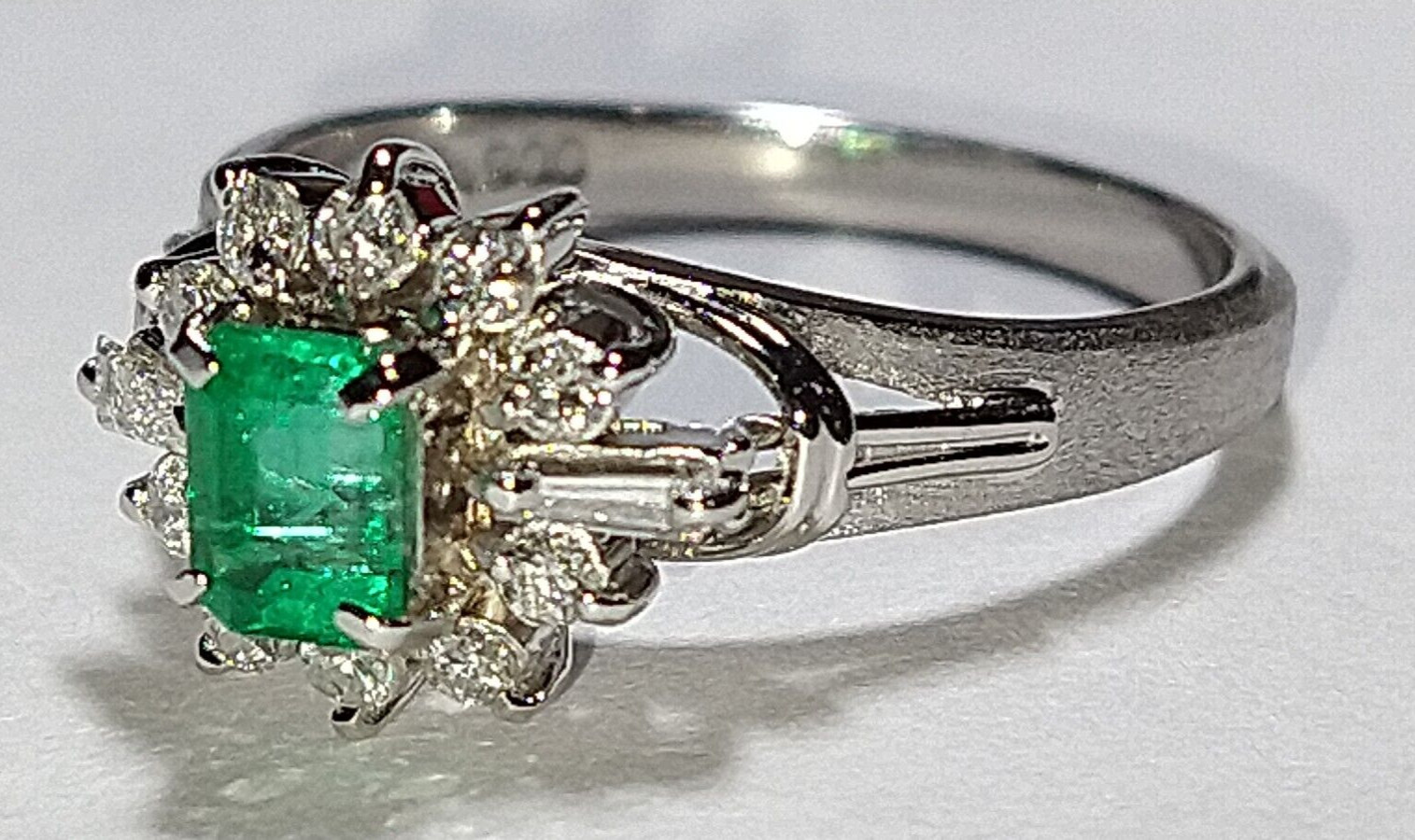 Solid platinum 0.57 carat natural emerald diamond ring 4.05 grams sz 4.75 pt900