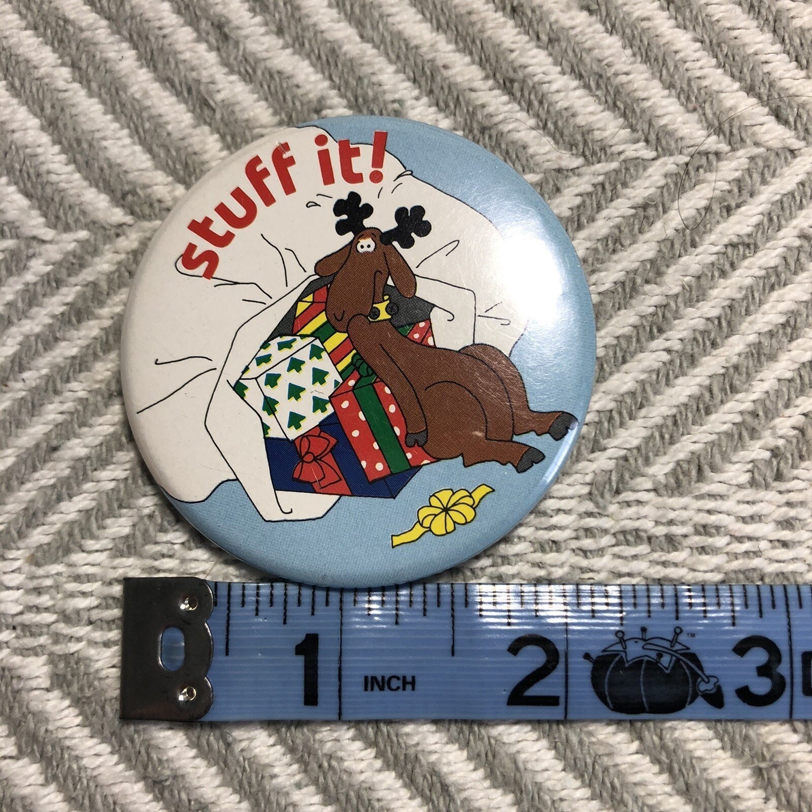 Vintage Stuff It Christmas Button Pin Funny Cartoon Novelty Reindeer Presents