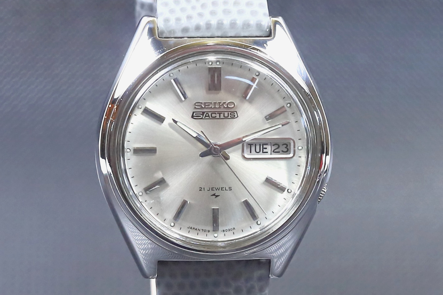 Vintage Seiko 5 Actus 7019-8010 Auto 21J Silver Sunburst Day-Date Japan