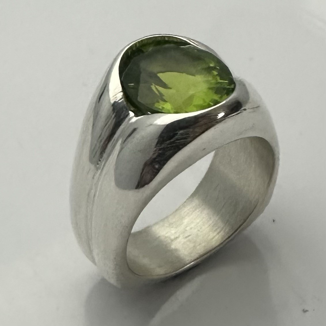 MJG STERLING SILVER MEN’S RING. 12 x 10mm OVAL LAB PERIDOT . SIZE 10.