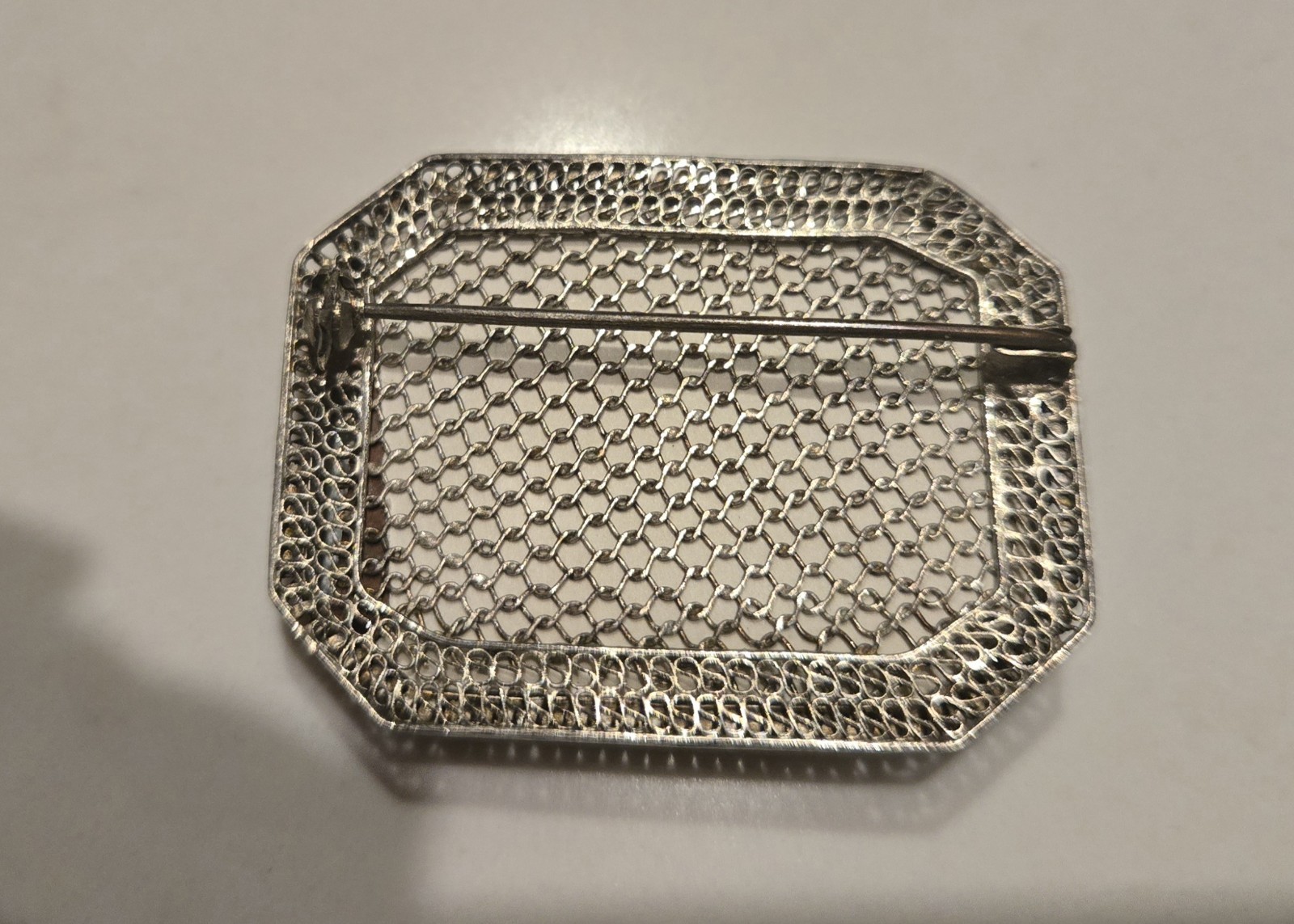 VINTAGE CHINESE EXPORT SILVER FILIGREE ORNATE CARVED MOP MESH BROOCH