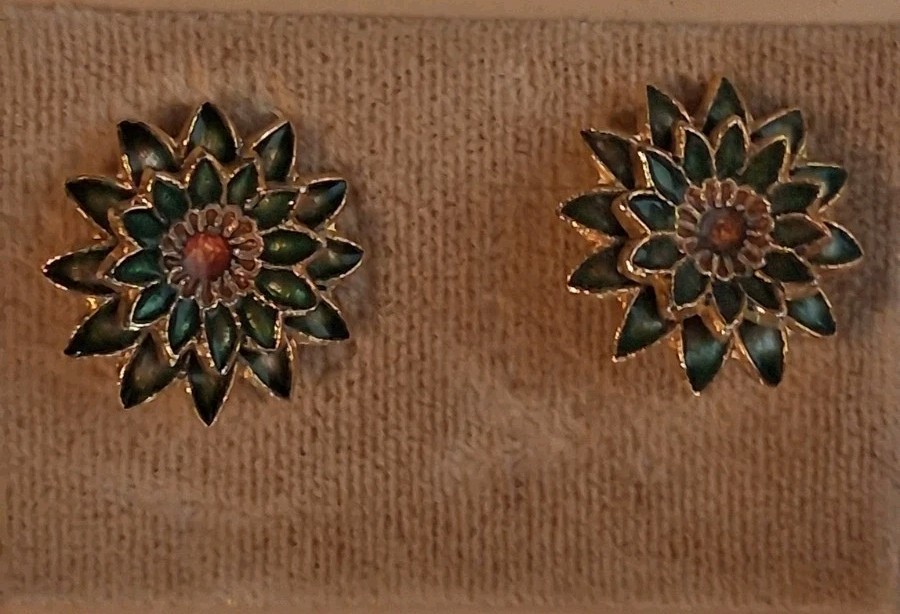 Vintage 1960s 1970s Green Enamel Flower Stud Earrings On Card NOS Mod Retro Boho