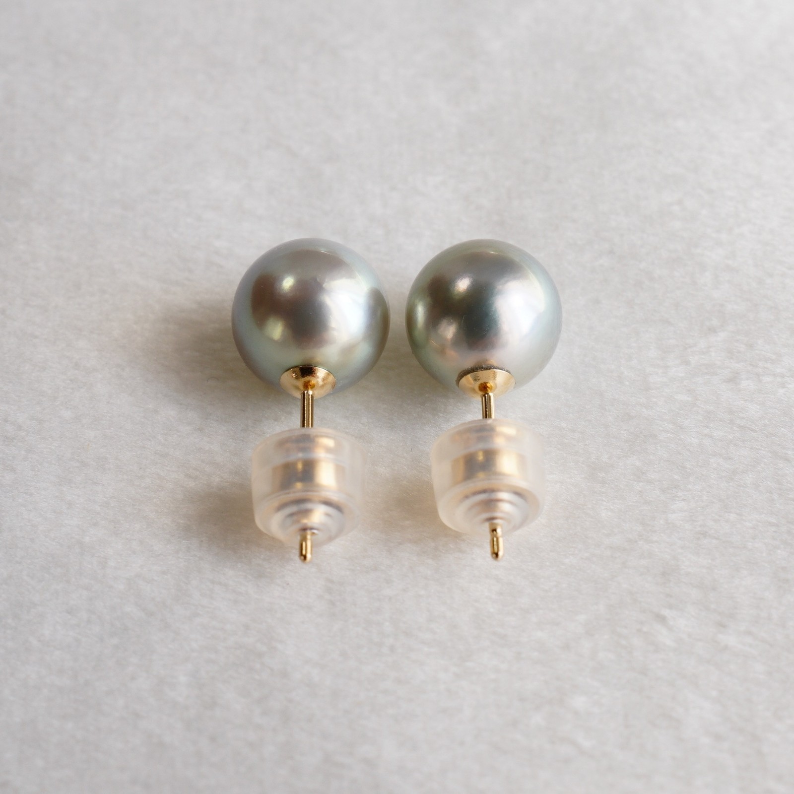 High Luster 8.7mm Round Pastel Green Japanese Akoya Pearl Stud Earrings 18K Gold