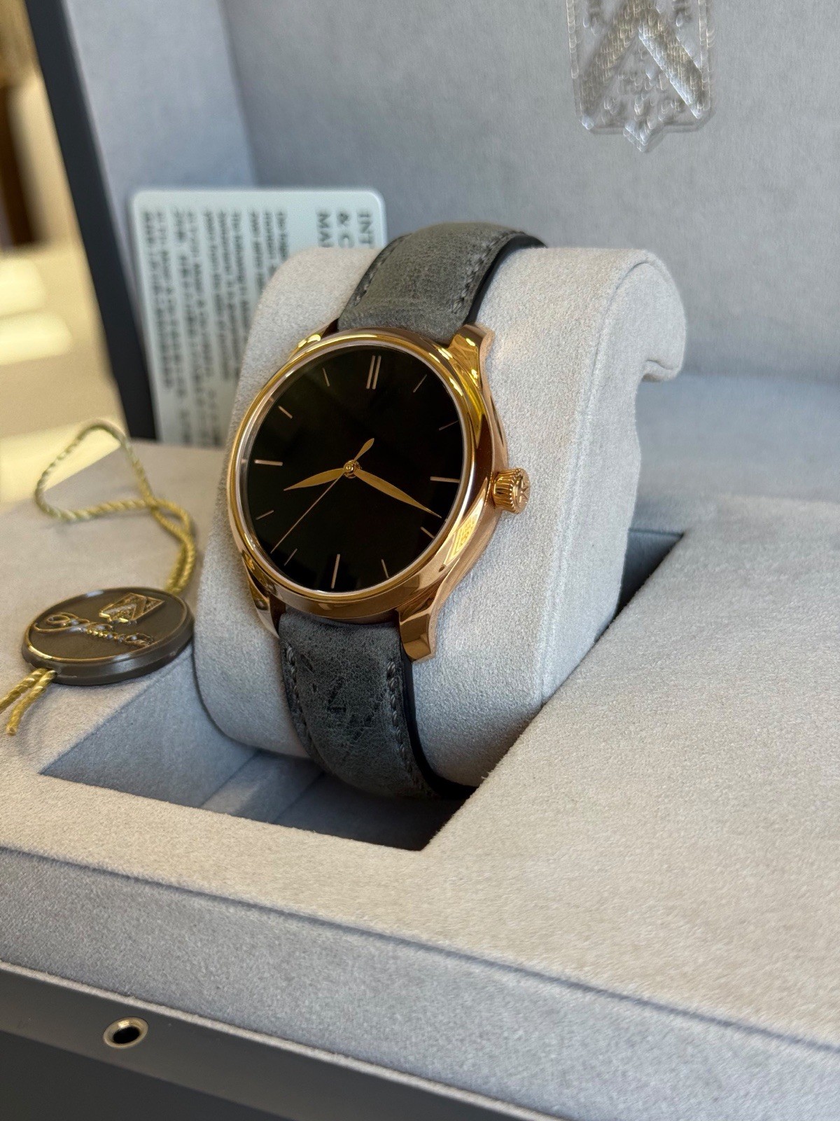 H.Moser & Cie. Endeavour Centre Seconds Vantablack Red Gold Watch